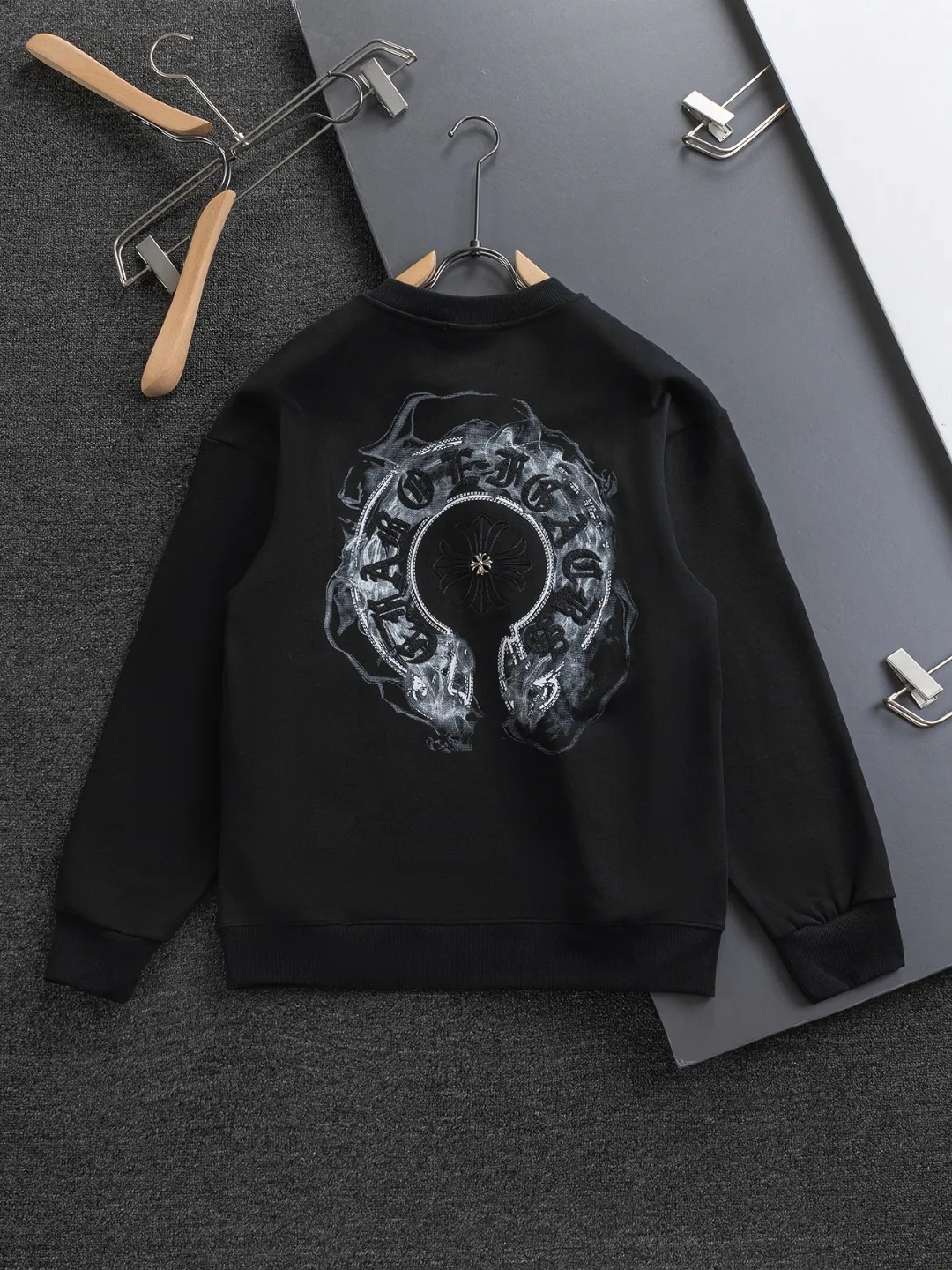 🅿️280 Chrome Hearts CH Cross 25SS Autumn and Winter Sweatshirt Early Autumn Classic Style Colorful hand-painted horseshoe Sanskrit cross on the chest 🪡 embroidery Large logo on the back hand-painted horseshoe Sanskrit ✝️🪡 embroidery Round neck pullover sweatshirt, hot style coming, a style that both men and women like, same style for men and women, 100% chance of turning heads when you wear it when you go out! It’s all about being handsome. The designer’s classic sense is precisely grasped. The whole piece of clothing is heavy. Industrial washing process. Ready-made garments are dyed + sprayed for a horse effect. The double-washing process is super recognizable. It uses heavy washing to make it distressed. The edges of the patch are slightly rolled and naturally distressed. It has a three-dimensional layering with a little damage and is very visually lethal. It adheres to Kroxin's consistent rough style. The chest and back are large, and the horseshoe flower printed patch pattern is embroidered and decorated. It is decorated with silver metal engraved distressed buttons. The classic elements full of brand recognition instantly enhance the overall sense of grade and specification. Its texture is quite high-end! The overall feeling is high-end, simple and elegant, with silver hardware accessories, a full set of customized accessories, and the pattern of the entire dress is all decorated with patchwork three-dimensional embroidery technology, which is the finishing touch of the entire dress. The design on the back is even more eye-catching! ! This full back is so cool, it’s full of design, and the overall upper body style highlights fashion and individuality. Wearing it together as a couple is even more popular on the street. I recommend the early autumn sweatshirt! ! The fabric is a unique 440g 100% cotton, which is skin-friendly, breathable, and feels moist. It has a strong texture and smooth lines. It can be called a back killer, which has very strict requirements on craftsmanship and cost. The smooth neckline, flat cuffs and hems, the stitches are small and tight, tight and orderly, and the details are perfect. The consistent OS version can be worn alone or layered. It is very casual, but very iconic! It is simply the flagship of high-end trendy brands and must be included in your wardrobe. It has the American fashion spirit of freedom and individuality, and is highly recognizable and stylized! Color: Black White Size: S-XL Size chart: S: Shoulder width 51-Bust 56-Length 69 M: Shoulder width 52.5-Bust 58-Length 71 L: Shoulder width 54-Bust 60-Length 73 XL: Shoulder width 55.5-Bust 62-Length 75